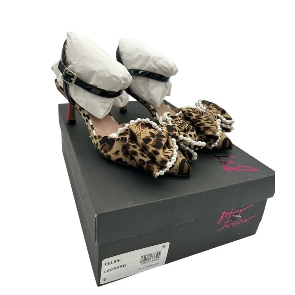 Betsey Johnson Felipe Pumps Women's Size 6 Leopard Pearl Bow Kitten Heel Shoes - Picture 2 of 6